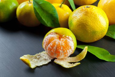 Siyah arka planda Mandarinler