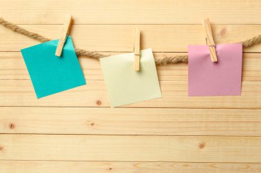boş kağıt üzerinde ahşap arka plan asılı clothespin
