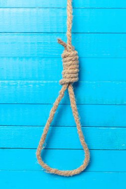 Ahşap arka plan üzerinde gemi halatı