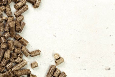 Kaynak kavramı. Masaya yakın çekim görünümü briketler