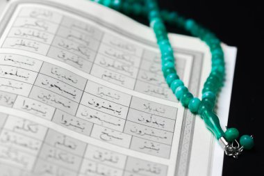 Kur'an - Müslümanların kutsal kitabı görünümünü yakın çekim