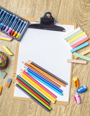 üstten görünüm çeşitli renkli çizim araçları