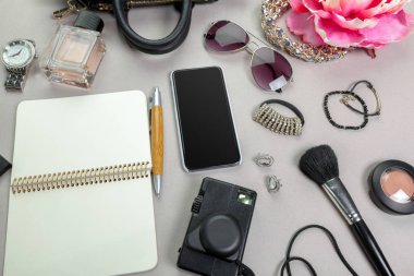 kadın çantayı şeyler yakından görmek 