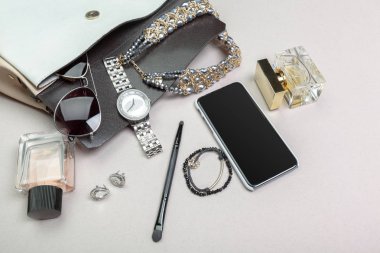 kadın çantayı şeyler yakından görmek 