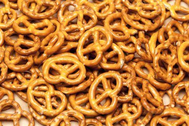 tanımlama bilgilerini bretzels beyaz bir arka plan üzerinde