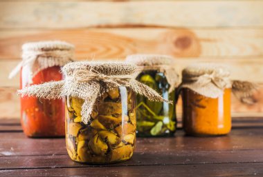 korunmuş sebze ahşap arka plan üzerinde görmek