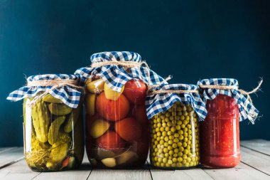 korunmuş sebze ahşap arka plan üzerinde görmek