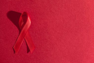 kırmızı kurdele AIDS konusunda sembolü olarak