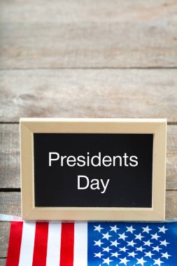 yazı tahtası ve Amerika Birleşik Devletleri bayrağı ile yazılmış metin mutlu Cumhurbaşkanlığı günü