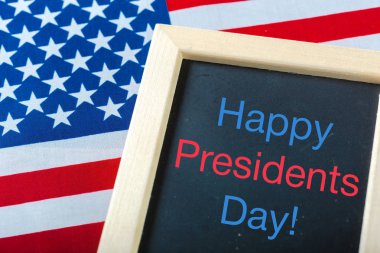 yazı tahtası ve Amerika Birleşik Devletleri bayrağı ile yazılmış metin mutlu Cumhurbaşkanlığı günü