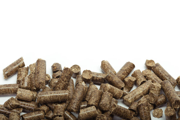 стопка деревянных гранул для биоэнергии, изолированных на белом фоне
