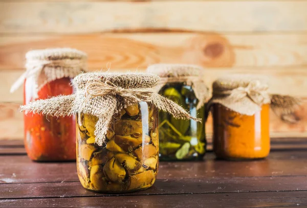 Vista Cerca Las Verduras Conservadas Sobre Fondo Madera — Foto de Stock