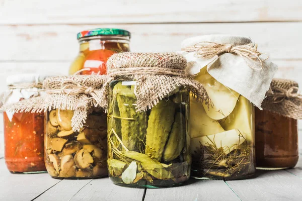 Vista Cerca Las Verduras Conservadas Sobre Fondo Madera — Foto de Stock