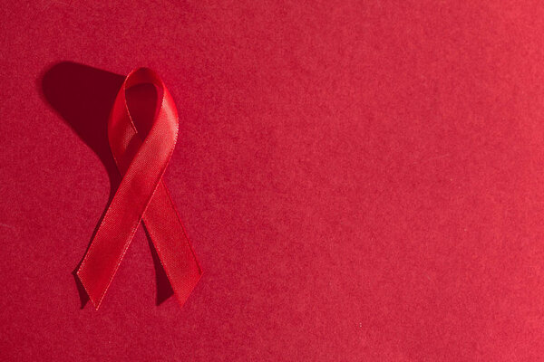 красная лента как символ информированности о СПИДе
