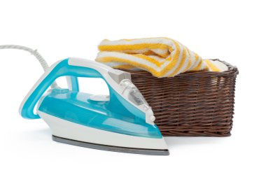 Elektrik demir ve elbise yığını.