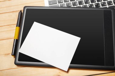 Ofis resepsiyon masası ile bilgisayar, malzemeleri