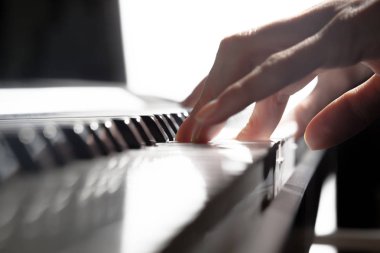 Piyano çalıyorsun. yakın çekim
