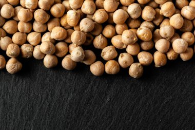 Makro çekim karanlık masada soya fasulyesi