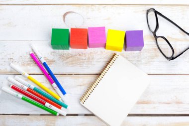 Ahşap arka planda okul malzemeleri 