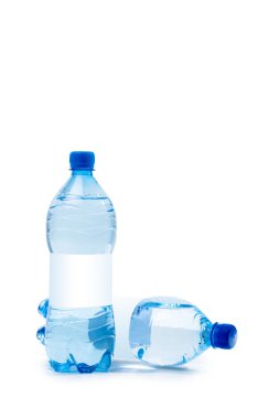 Beyaz arka plan üzerinde izole su plastik şişe