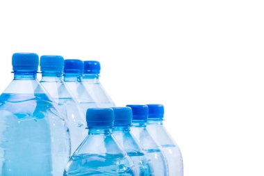 Beyaz arka plan üzerinde izole su plastik şişe