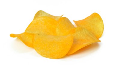 Patates cipsi beyaz arkaplanda izole