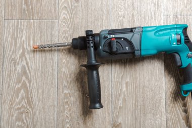 Ahşap bir masa üzerinde elektrik çekiç matkap yalan