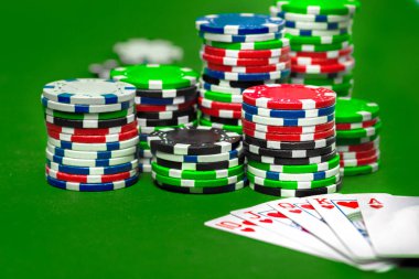 Yeşil arka plan poker fişleri ve kartları görünümü Kapat