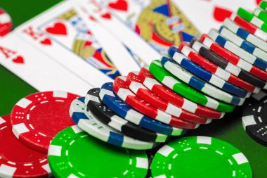Yeşil arka plan poker fişleri ve kartları görünümü Kapat