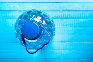 su şişesi üzerinde ahşap masa