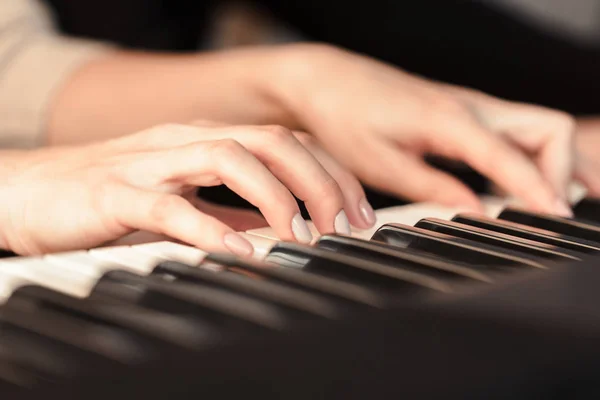 Крупним Планом Руки Грають Піаніно Концепція Музики Хобі — стокове фото