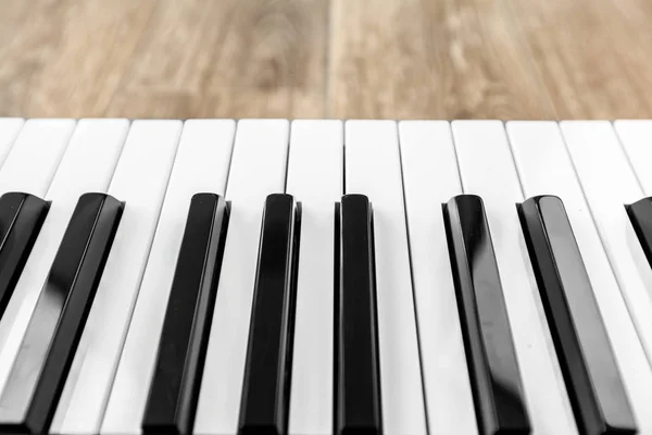 钢琴和钢琴键盘 — 图库照片