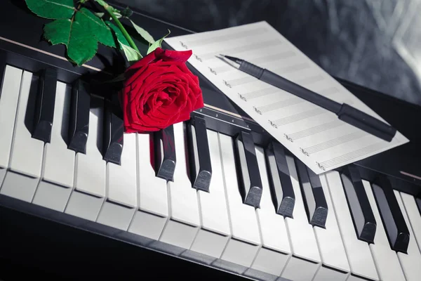 Rosas Vermelhas Teclas Piano — Fotografia de Stock