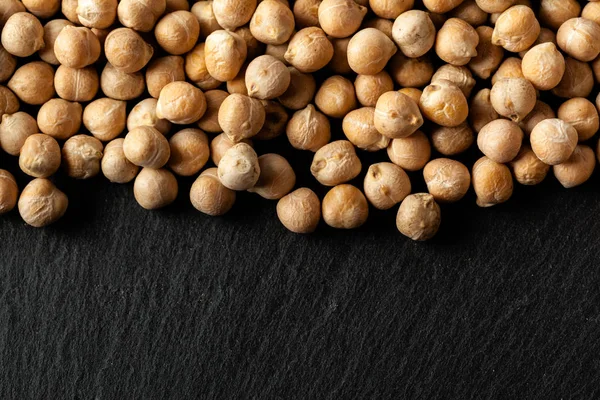 Makro çekim karanlık masada soya fasulyesi