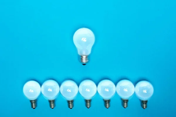 明るい背景に電球のグループ — ストック写真