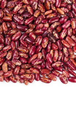 Beyaz zemin üzerinde kırmızı fasulyeler izole