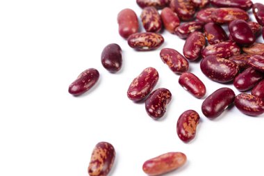 Beyaz zemin üzerinde kırmızı fasulyeler izole