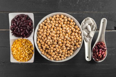 ahşap masa fasulyeli karışımı