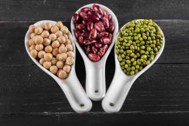 ahşap masa fasulyeli karışımı