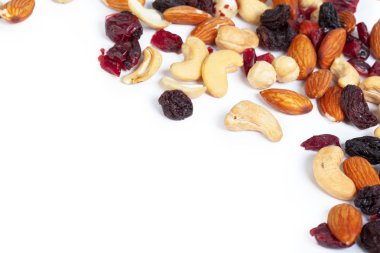 Beyaz arka plan üzerinde izole karışık kuruyemiş