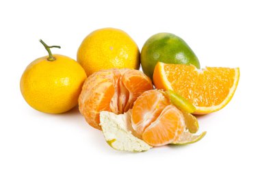 Mandarin beyaz arkaplanda izole edildi