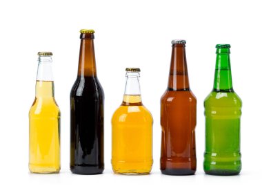 bira şişeleri izole kümesi