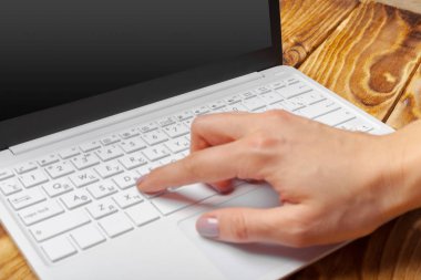 Laptop, defter üzerinde ahşap çalışma masası 