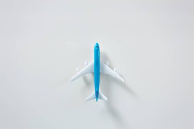 Yolcu uçağı beyaz arkaplanda izole edildi 