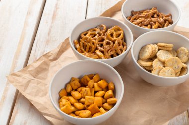 Simit kase yukarıdan ahşap tablo