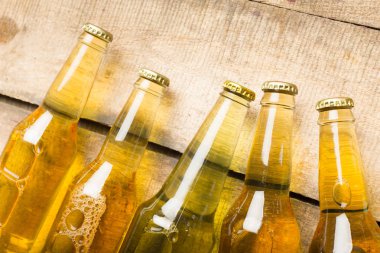 Bira şişeleri ahşap bir masa üzerinde .