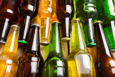 Bira şişeleri ahşap bir masa üzerinde .