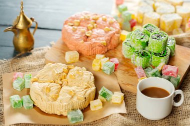 ahşap arka plan üzerinde geleneksel Doğu tatlılar