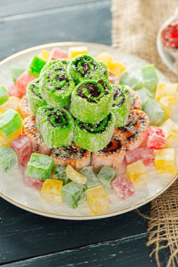 ahşap arka plan üzerinde geleneksel Doğu tatlılar