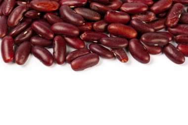 Beyaz zemin üzerinde kırmızı fasulyeler izole